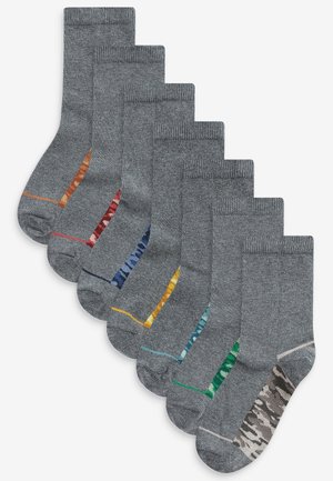 Set de opt șosete gri din bumbac, cu accente de dungi de culori variate în portocaliu, roșu, albastru, galben, verde și un model camouflage.