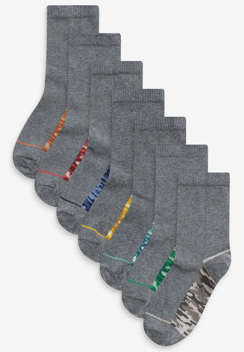 Set aus acht grauen Socken aus Baumwolle, mit verschiedenen farbigen Streifenakzenten in Orange, Rot, Blau, Gelb, Grün und einem Camouflage-Muster.