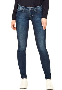 Jeans ajustados azul oscuro con una textura suave, cinco bolsillos y cierre de cremallera. Presenta un lavado ligeramente descolorido y costuras en contraste.