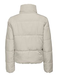 Lichtbeige pufferjack gezien van achteren, met horizontale doorgestikte naden en een hoge kraag.