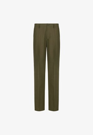 Pantaloni sartoriali verde oliva con passanti per cintura, chiusura frontale con bottoni e pieghe stirate lungo ciascuna gamba.