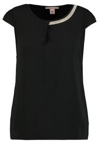 Top negro de manga corta con cuello redondo y un acento plateado horizontal cerca del hombro, hecho de una tela suave con ligera textura.