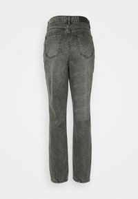 Jeans de mezclilla gris con un ajuste recto, cinco bolsillos y cierre de botón. La tela tiene una textura suave y un acabado deslavado.