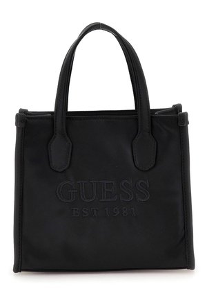Schwarze rechteckige Tragetasche mit zwei Henkeln, geprägt mit dem Logo „GUESS EST 1981“ auf der Vorderseite.