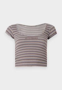 Brun, blå og beige stripekort ermet cropped topp med rund hals og teksten "JA TAK" på brystet.