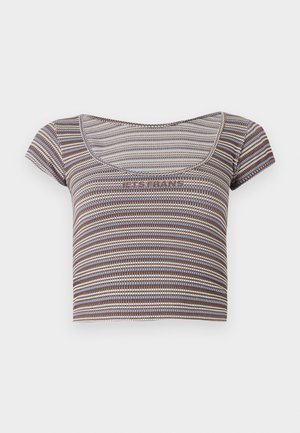 Brun, blå och beige randig kortärmad beskjuten topp med rundad halsringning och texten "JA TACK" över bröstet.