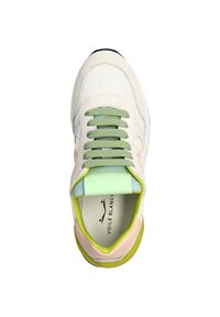 Baskets avec une tige en mesh et daim couleur crème, lacets verts, accents pastel au talon et semelle en caoutchouc texturée.