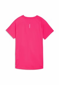 Φωτεινό ροζ αθλητικό κοντομάνικο μπλουζάκι με στρογγυλή λαιμόκοψη, μικρή λευκή αντανακλαστική ρίγα κοντά στο πάνω μέρος της πλάτης και διακριτή υφή υφάσματος.