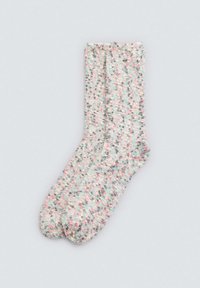 Calcetines con textura que presentan un patrón moteado multicolor en tonos de rosa, verde y gris, confeccionados en un material suave y peludo.