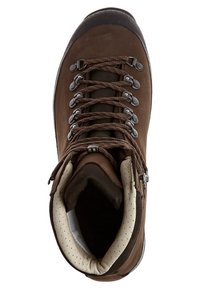 Καφέ δερμάτινη ορειβατική μπότα με μεταλλικά μάτια, καφέ κορδόνια, επενδεδυμένο κολάρο και υφασμένη καουτσούκ σόλα. Το εσωτερικό είναι ανοιχτό με σχισμές.