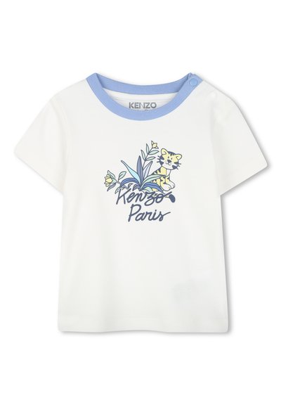 T-shirt bianco in cotone con colletto a coste blu, caratterizzato da una grafica di una tigre tra le foglie e il testo "Kenzo Paris" sottostante. Maniche corte.