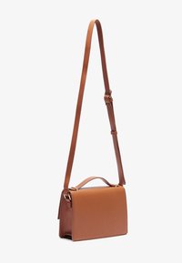 Borsa in pelle marrone con forma rettangolare strutturata, tracolla lunga removibile e un piccolo manico superiore. Texture liscia, accenti minimi.