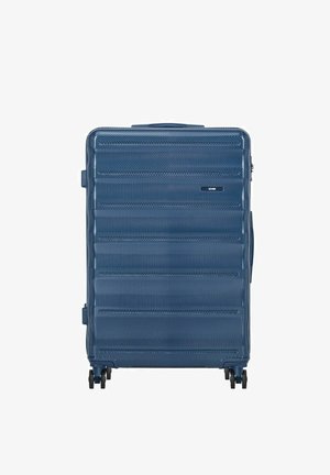 Niebieska walizka z twardą obudową z teksturowanymi poziomymi rowkami, cztery podwójne obrotowe kółka i uchwyt do przenoszenia na białym tle.