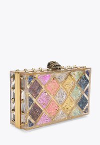 Clutch in acrilico trasparente con motivo a diamante, con sezioni marmorizzate colorate in rosa, blu e accenti dorati, e una decorativa chiusura in oro.