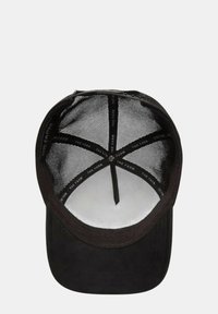 Cappellino da camionista nero con un pannello frontale morbido, retro in rete, corona rotonda e etichetta di branding interna. La visiera è piatta con una leggera curvatura.