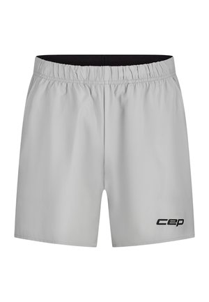 Hellgraue Sportshorts aus synthetischem Material mit einem elastischen Bund und einem schwarzen Logo auf der unteren rechten Seite.