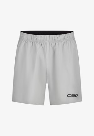 Hellgraue Sportshorts aus synthetischem Material mit einem elastischen Bund und einem schwarzen Logo auf der unteren rechten Seite.