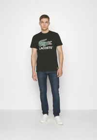 Lacoste Nyomott mintás póló - noir