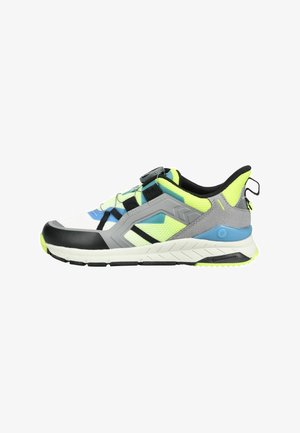 Niedriger Sportschuh mit schwarzen, weißen, grauen, neon-gelben und blauen Akzenten, ausgestattet mit Mesh, synthetischen Overlays und einer Zuglasche an der Ferse.