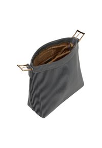 Grå plisseret håndtaske med hardware i guld tone og glat indvendig foret. Har en lynlåslukning og to top håndtag. Rummeligt design.