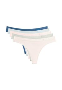 Vijf paren stringondergoed van zacht katoen. Kleuren zijn marineblauw, lichtblauw, blush, lichtroze en grijs, met soepele banden en logo's.
