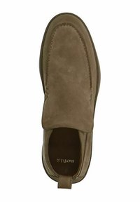 Scarpa slip-on in suede marrone con punta arrotondata, collo imbottito e un tab sul tallone a forma di anello; presenta dettagli cuciti lungo la tomaia.