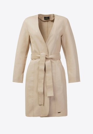 Beige leren jas tot op de knie met lange mouwen, open voorkant en bijpassende riem gestrikt in de taille, met subtiele zijzakken.