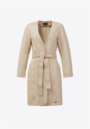 Cappotto in pelle beige fino al ginocchio con maniche lunghe, fronte aperto e cintura abbinata annodata in vita, con tasche laterali discrete.
