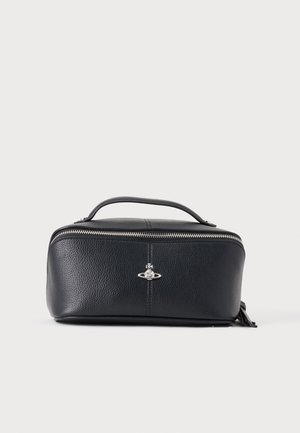 Bolso rectangular de cuero negro con cierre de cremallera, asa superior y pequeño emblema plateado en la parte delantera, sobre un fondo claro y liso.