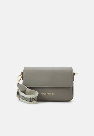 Grijze Valentino crossbodytas met brede riem, voorzien van zwarte logotekst en goudkleurige hardware, op een effen achtergrond.