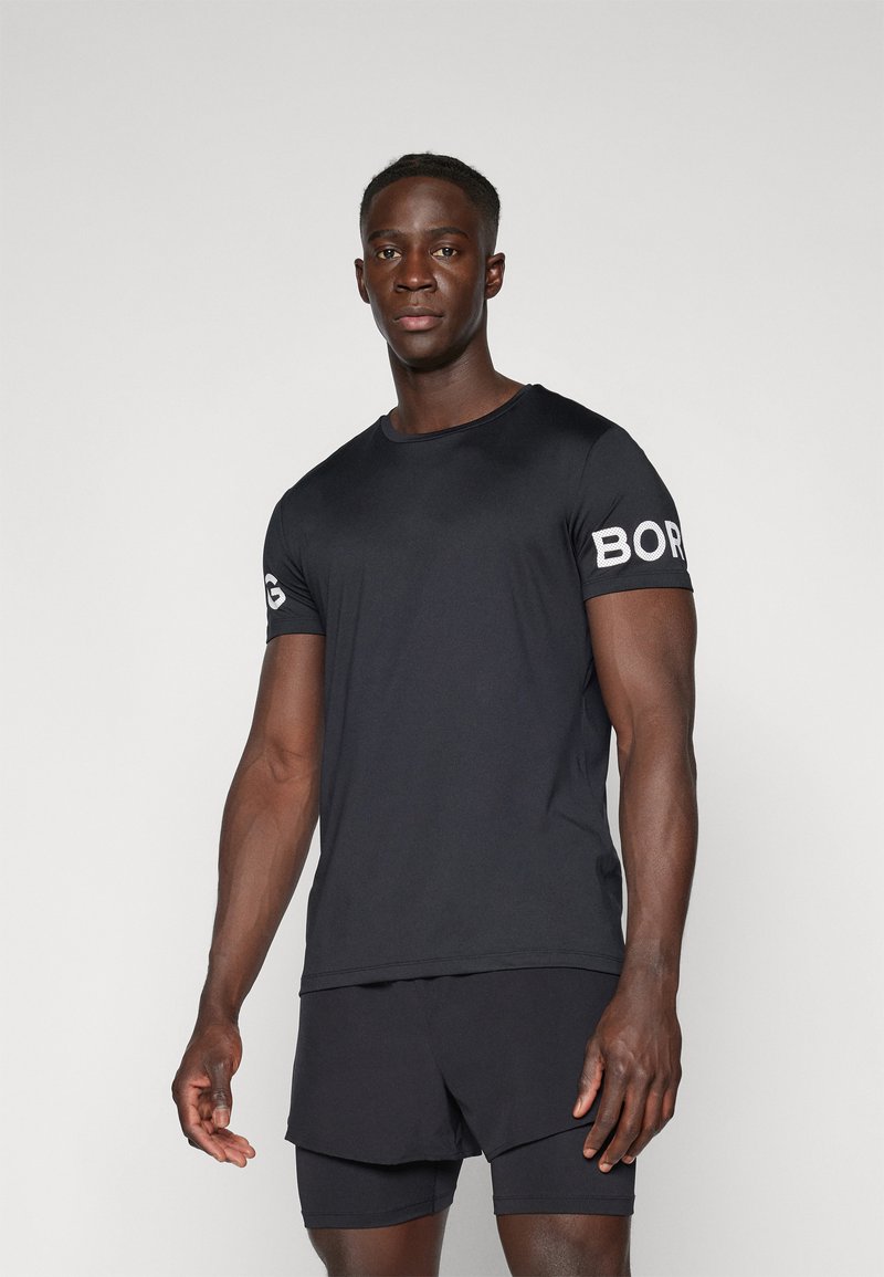 Schwarzes T-Shirt mit kurzen Ärmeln und "BOR"-Aufdruck auf dem linken Ärmel. Hergestellt aus glattem Stoff, mit Rundhalsausschnitt und normaler Passform.
