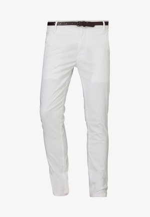 Pantalons en coton mélangé blancs avec une coupe slim, devant plat et poches latérales ; dotés d'une ceinture en cuir marron et de détails de couture.