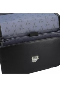 Zwarte leren tas met een gladde textuur, voorzien van een gestreepte grijze binnenkant en een zilveren sluiting. Meerdere compartments zijn zichtbaar aan de binnenkant.