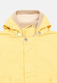 Κίτρινο μπουφάν με κουκούλα και μπεζ ριγωτό λαιμόκοψη, με κλείσιμο με κουμπιά snap και μαλακή εσωτερική επένδυση. Λείο, ελαφρύ ύφασμα.
