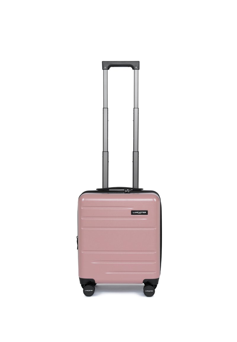 Valigia rigida di colore rosa pastello con righe orizzontali, dettagli neri, manico estraibile e quattro ruote girevoli per una facile manovrabilità.