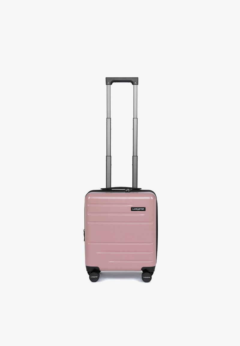 Valigia rigida di colore rosa pastello con righe orizzontali, dettagli neri, manico estraibile e quattro ruote girevoli per una facile manovrabilità.