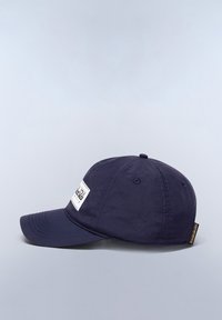 Marineblauwe baseballpet van duurzame stof, met een gebogen klep, verstelbare achterkant en een wit logo-op-patch op het voorpaneel.