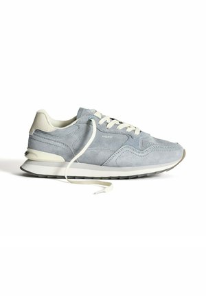 Hellgraue Wildledersneaker mit weißen Schnürsenkeln, einem weißen gepolsterten Kragen und einer cremefarbenen Gummisohle. Verfügt über gesteppte Akzente und Logodetails.