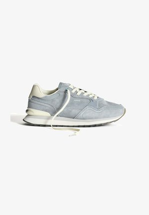 Hellgraue Wildledersneaker mit weißen Schnürsenkeln, einem weißen gepolsterten Kragen und einer cremefarbenen Gummisohle. Verfügt über gesteppte Akzente und Logodetails.
