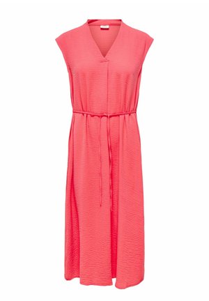 Korálově růžové midi šaty bez rukávů s výstřihem do V, texturovanou látkou a tenkým páskem ve stejné barvě, uvázaným v pase, zobrazené na bílém pozadí.