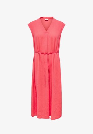 Bezrękawna koralowo-różowa sukienka midi z dekoltem w serek, z fakturowanego materiału, z cienkim dopasowanym paskiem wiązanym w talii, prezentowana na białym tle.