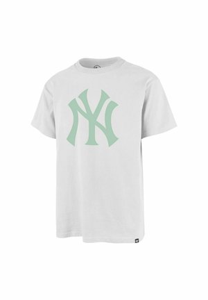 Camiseta blanca de manga corta con un gran logo estilizado en verde menta "NY" centrado en el frente.