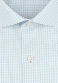 Lichtblauw en wit geblokt overhemd met knopen, met een klassieke kraag en een enkele witte knoop bij de hals. Katoenen stof, gladde textuur.