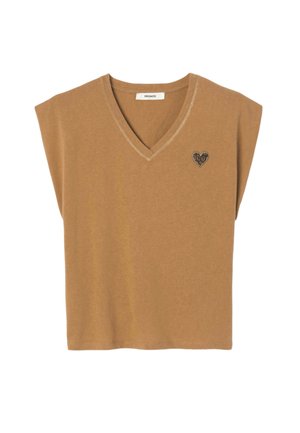 Haut marron sans manches à col en V avec petite écusson cœur brodé sur le haut du côté gauche de la poitrine et étiquette de marque à l'intérieur du col.