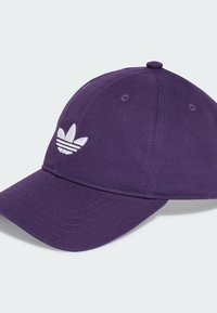 Casquette de baseball en coton violet avec un logo brodé blanc comportant trois accents en forme de feuille, visière courbée et trous de ventilation.