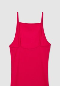 Débardeur fuchsia en tissu côtelé, avec fines bretelles réglables et encolure arrondie, conçu pour une silhouette ajustée.