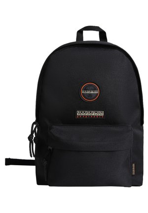 Sac à dos en tissu noir avec poche zippée à l’avant, poignée supérieure et écussons du logo géographique Napapijri sur le panneau avant.