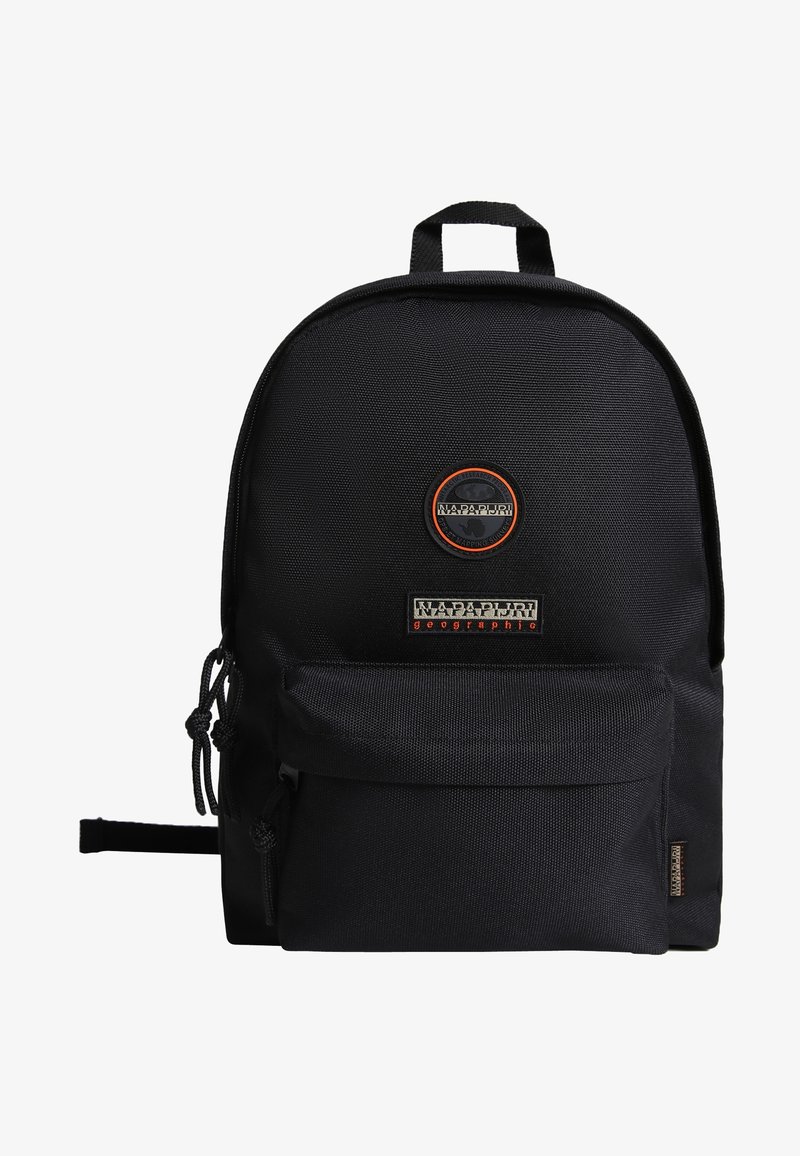 Sac à dos en tissu noir avec poche zippée à l’avant, poignée supérieure et écussons du logo géographique Napapijri sur le panneau avant.