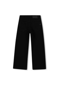Pantalons larges en denim noir avec deux poches arrière et une étiquette en cuir au niveau de la ceinture. Texture lisse, design décontracté.