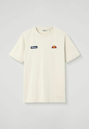 T-shirt crema a maniche corte con scollo rotondo, caratterizzata da una toppa con la scritta "ellesse" in blu navy e un logo a semicerchio rosso-arancione sul petto.